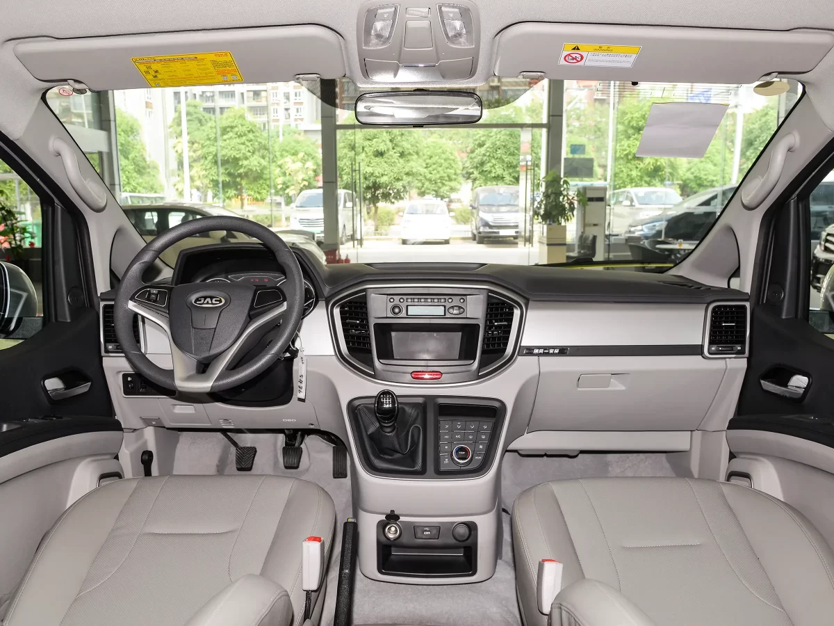 интерьер салона JAC M4