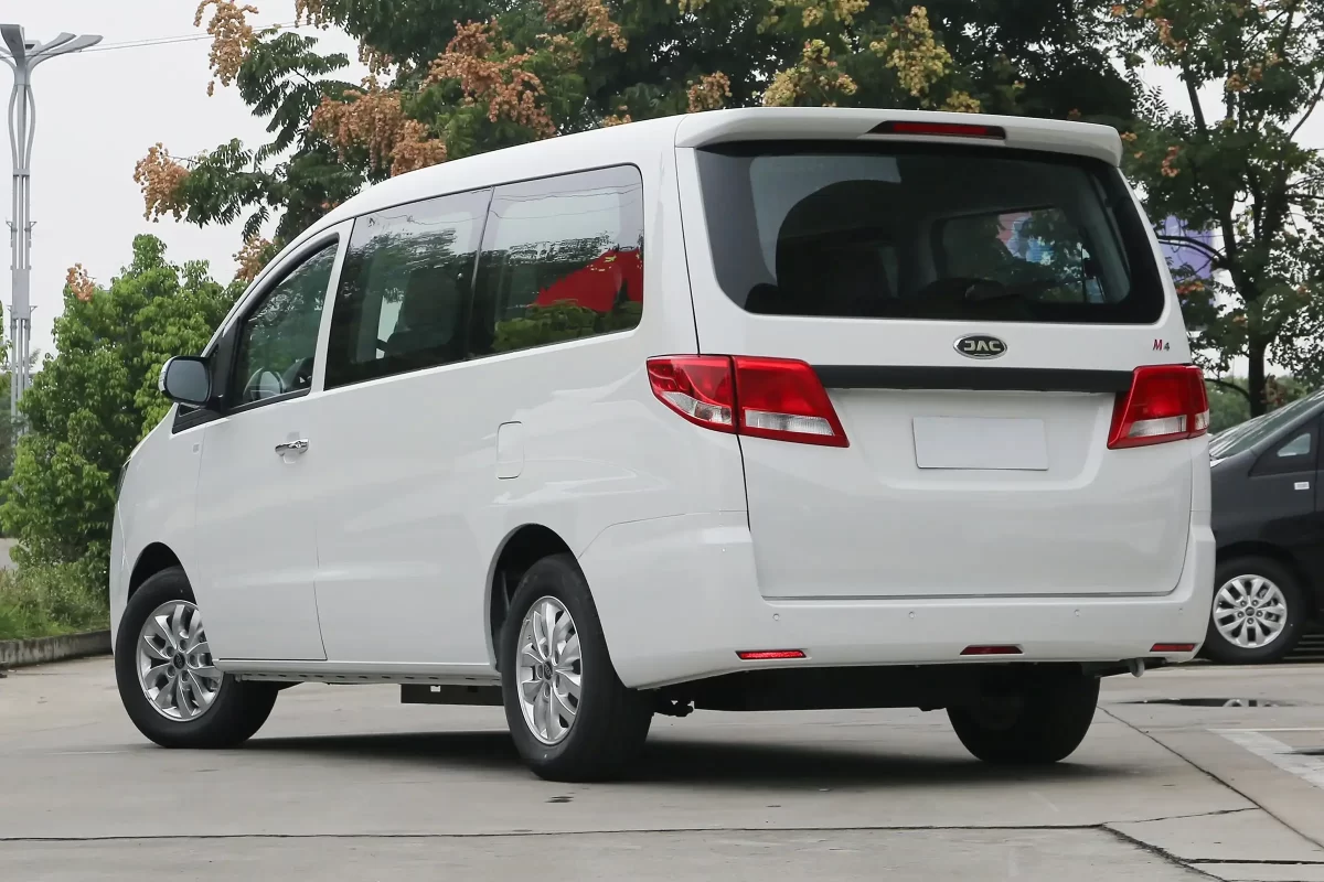 минивэн Джак М4 (вид сзади)