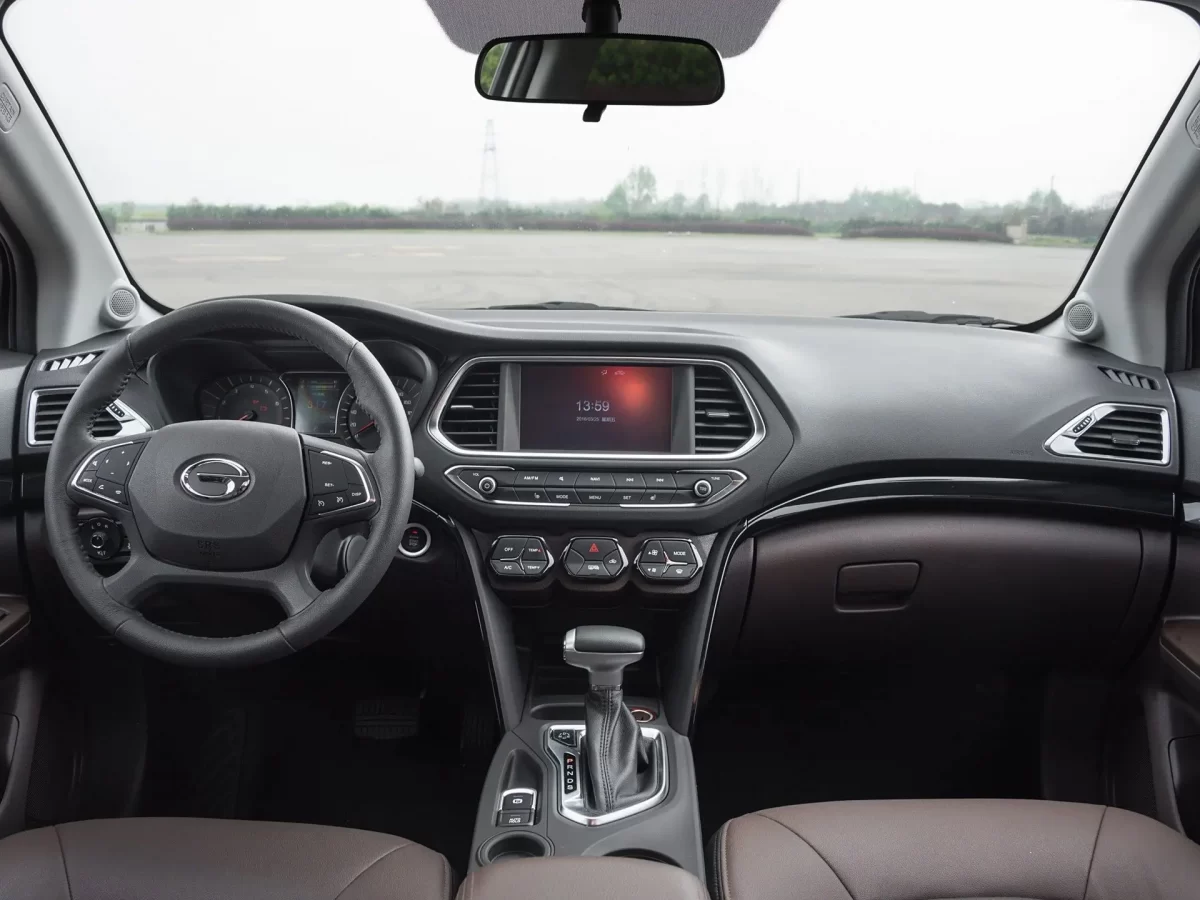 интерьер салона дорестайлингового GAC Trumpchi GS4 1-го поколения интерьер салона дорестайлингового GAC Trumpchi GS4 1-го поколения