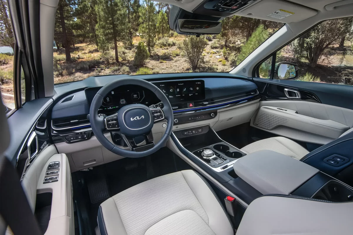 интерьер салона обновленного KIA Carnival в 4-м поколении интерьер салона обновленного KIA Carnival в 4-м поколении