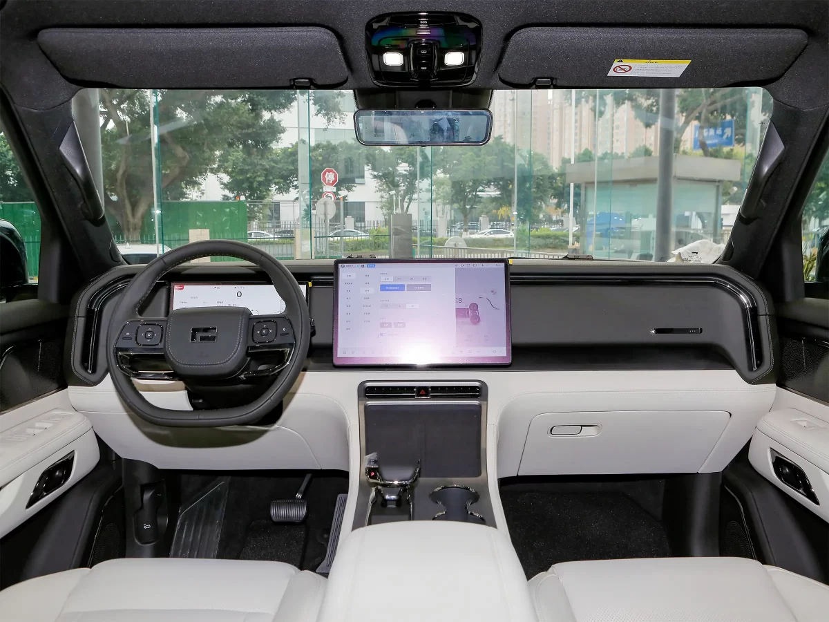 интерьер салона ROX 01 (он же Jishi или PolarStone)