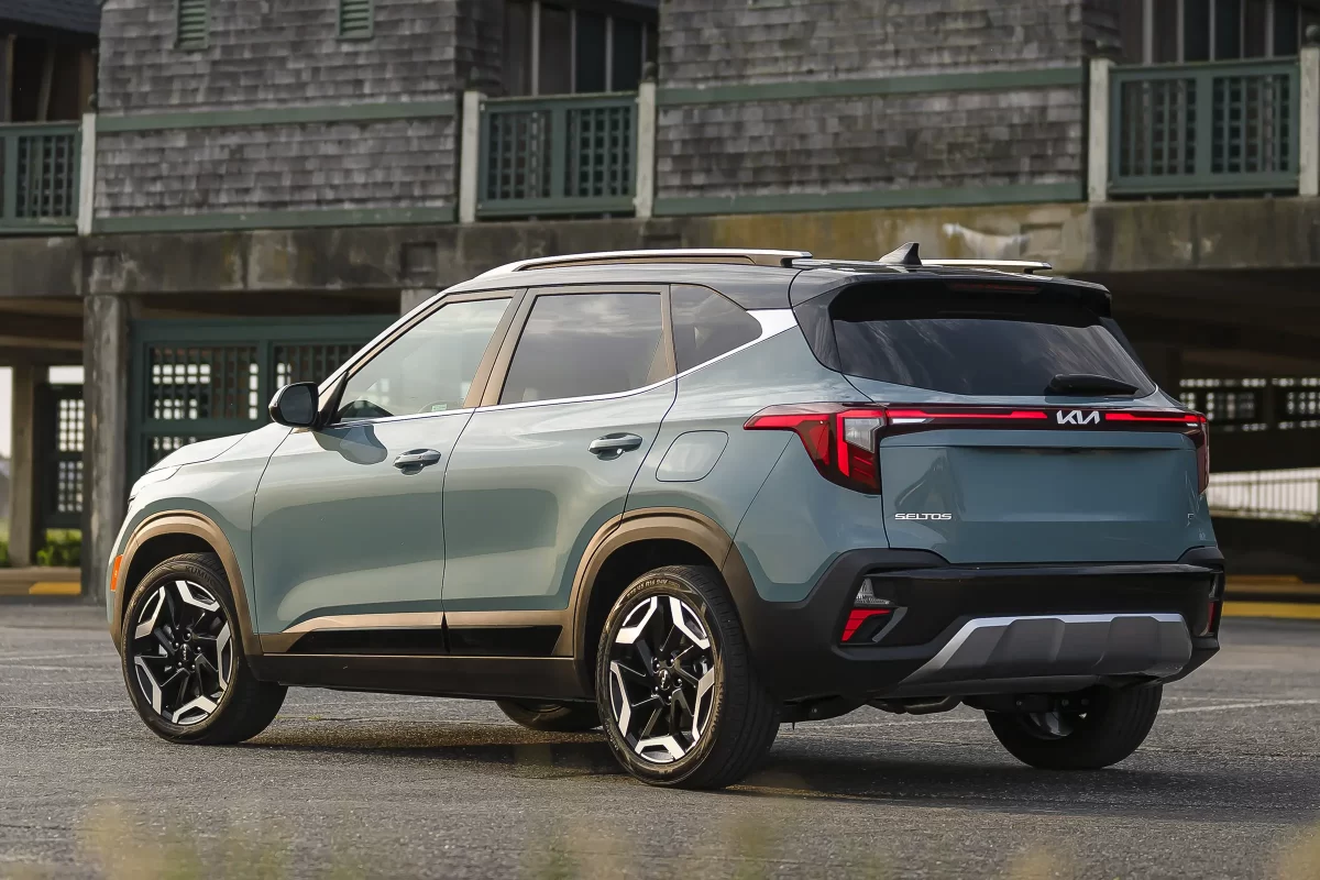 вид сзади нового KIA Seltos вид сзади нового KIA Seltos