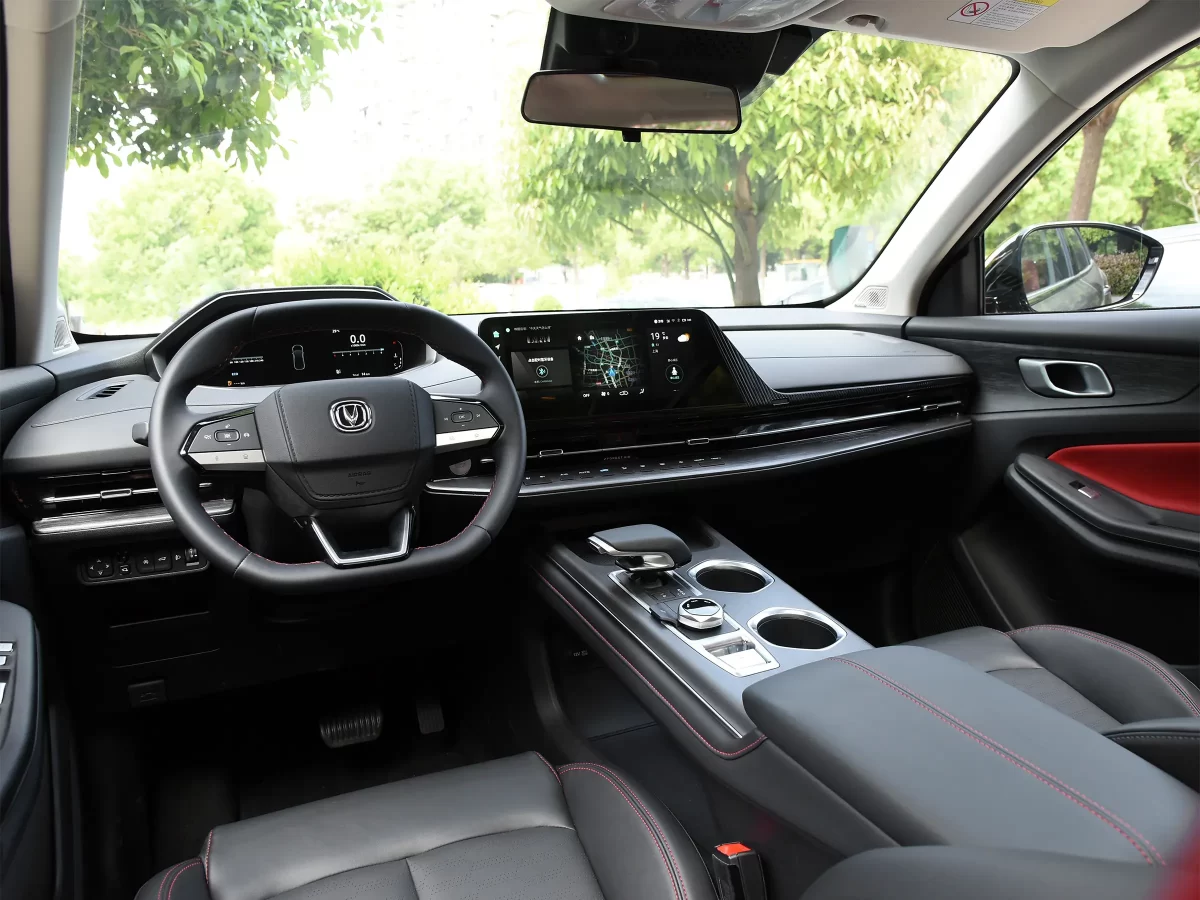 интерьер салона Changan UNI-S (2022-2025) в России интерьер салона Changan UNI-S (2022-2025) в России