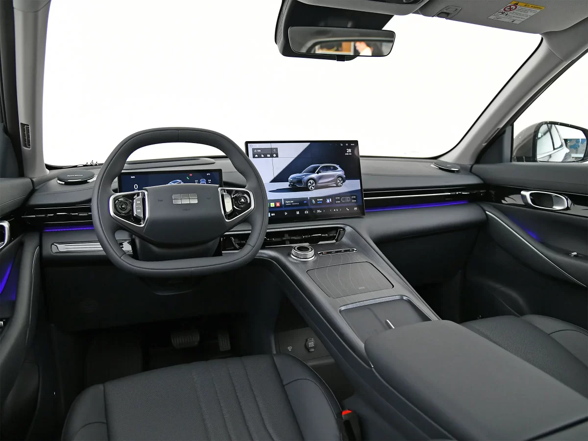 интерьер салона Джили Галакси е-икс 5