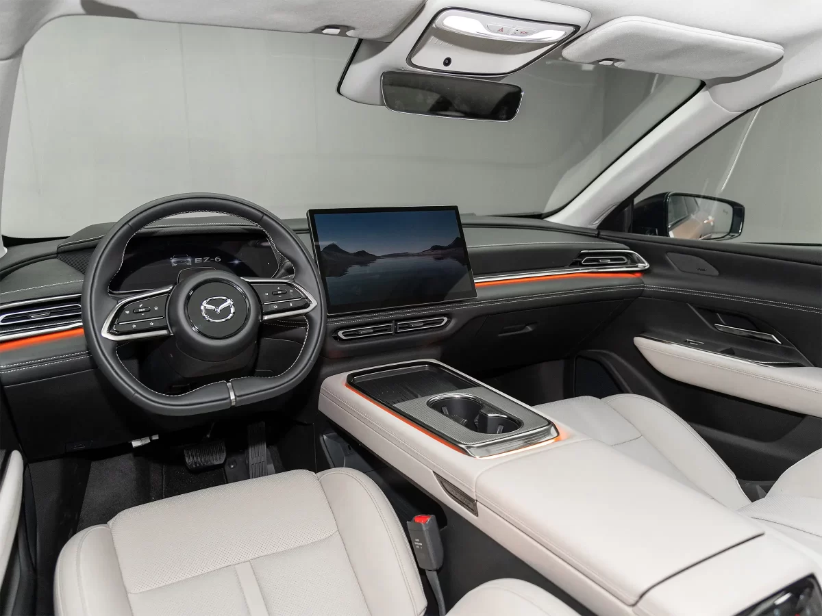 интерьер салона в лифтбеке Мазда EZ-6 интерьер салона в лифтбеке Мазда EZ-6