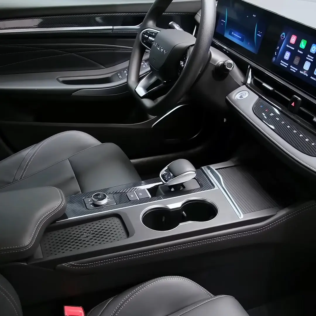 подлокотник, центральный тоннель-консоль, экран мультимедиа с приборами в Аризо 6 подлокотник, центральный тоннель-консоль, экран мультимедиа с приборами в Аризо 6