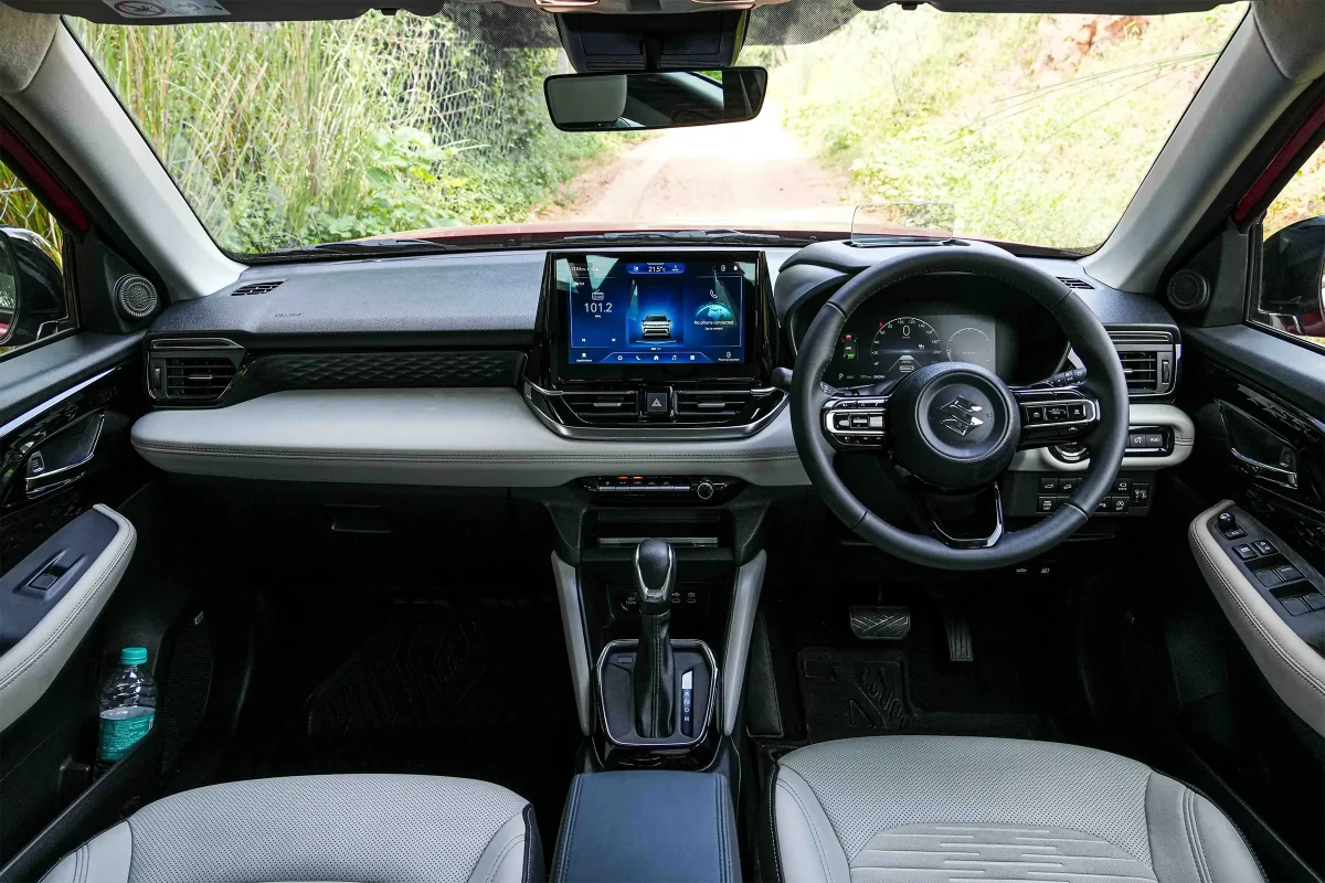 интерьер салона Maruti Suzuki Victoris