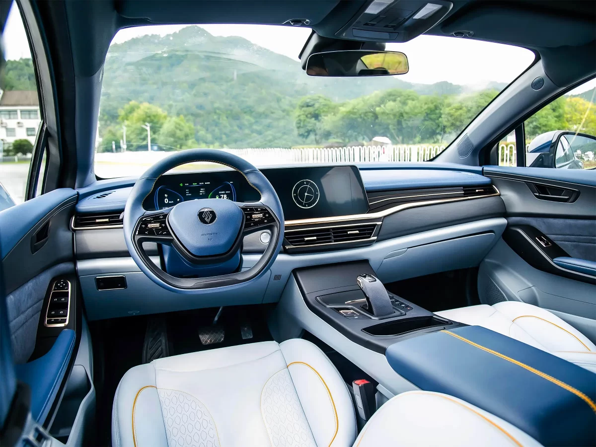 интерьер салона АмберАвто А5 аналогичен JMEV Yi