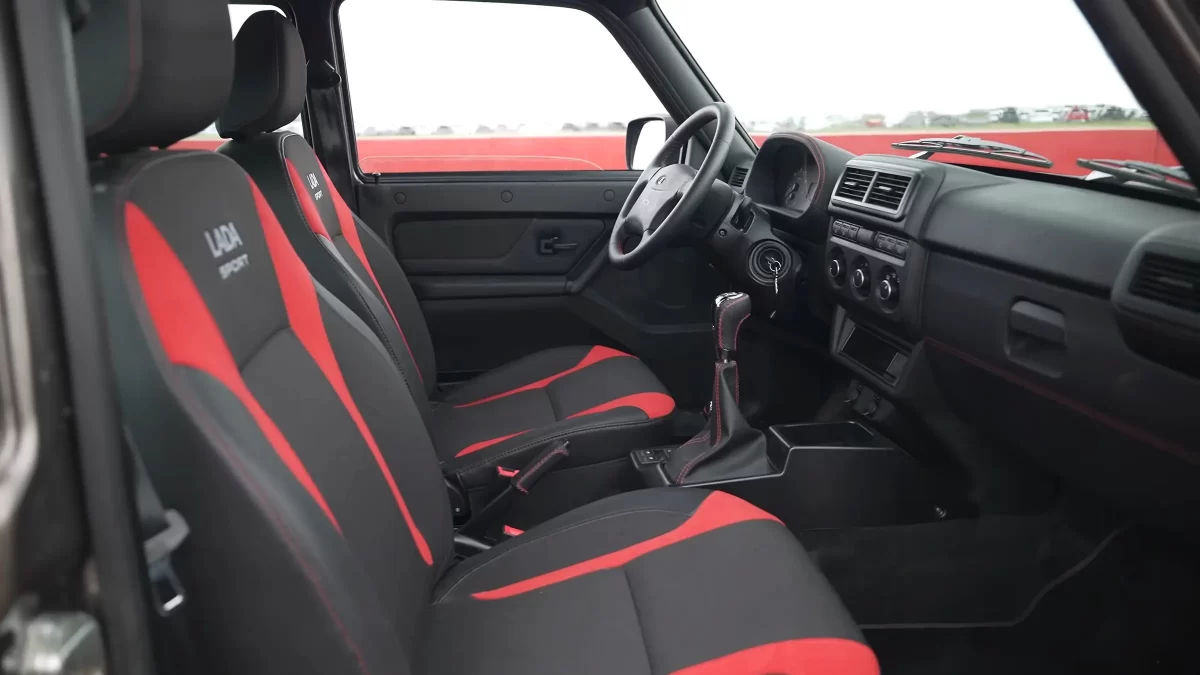 передние кресла в Ладе Ниве Спорт