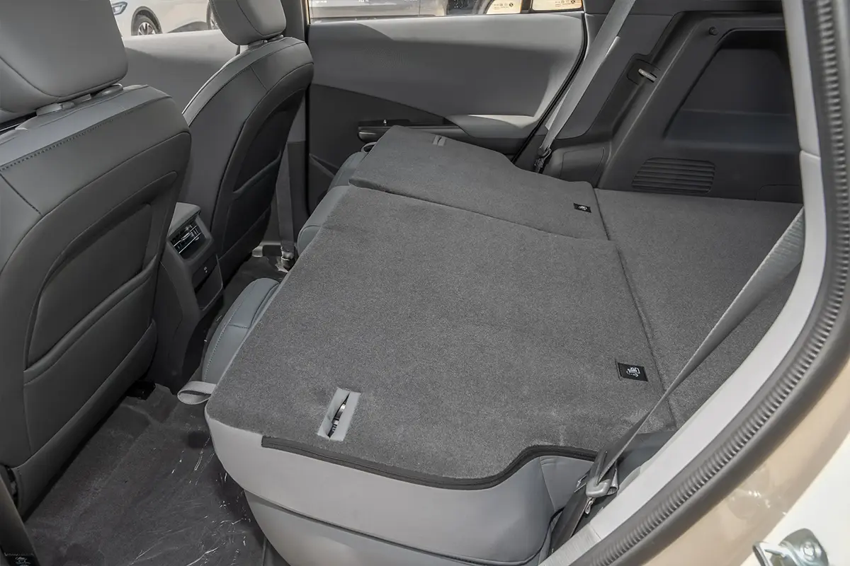 трансформация заднего дивана для увеличения пространства для багажа в Evolute i-Joy II трансформация заднего дивана для увеличения пространства для багажа в Evolute i-Joy II